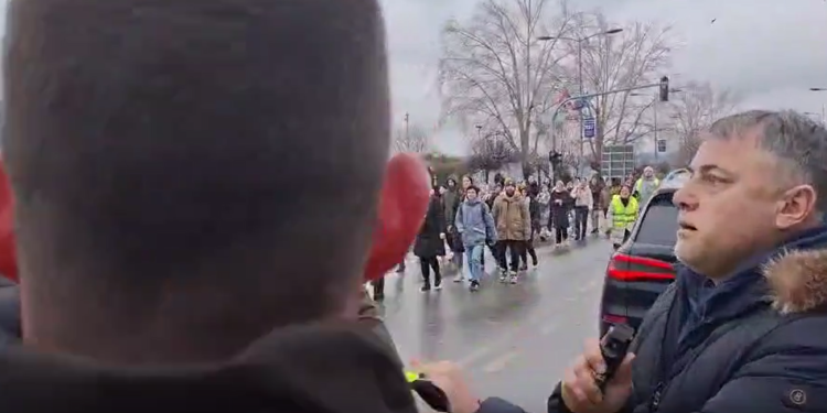 “Shoferi iku kur iu afruan”, një person tenton të shkelë protestuesit me veturë në Serbi