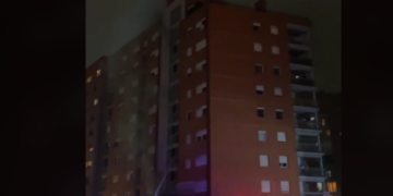 Një ndërtesë e “Lesna-s” në Kalabri merr flakë, banorët në panikë