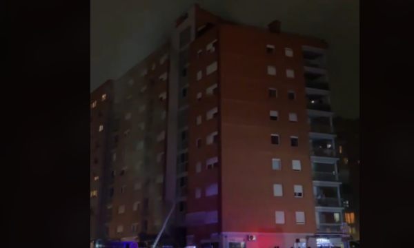 Një ndërtesë e “Lesna-s” në Kalabri merr flakë, banorët në panikë