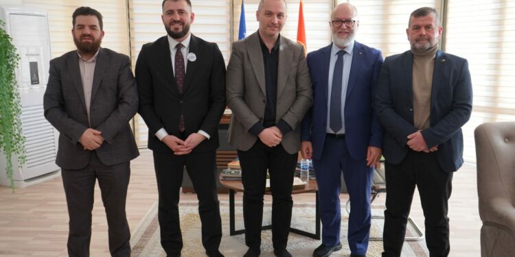 Rexha e Lushtaku takohen me hoxhallarët e Mitrovicës: Familja është burim i të gjitha të mirave