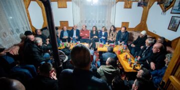 Gjenerali Nuredin Lushtaku pritet në Prekaz të Epërm