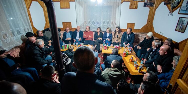 Gjenerali Nuredin Lushtaku pritet në Prekaz të Epërm