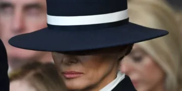 Stilisti i kapelës së Melania Trump zbulon mesazhin e fuqishëm që përçon