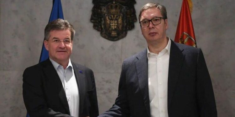 Vuçiq e Lajçak diskutojnë “për të ardhmen e dialogut” mes Kosovës dhe Serbisë