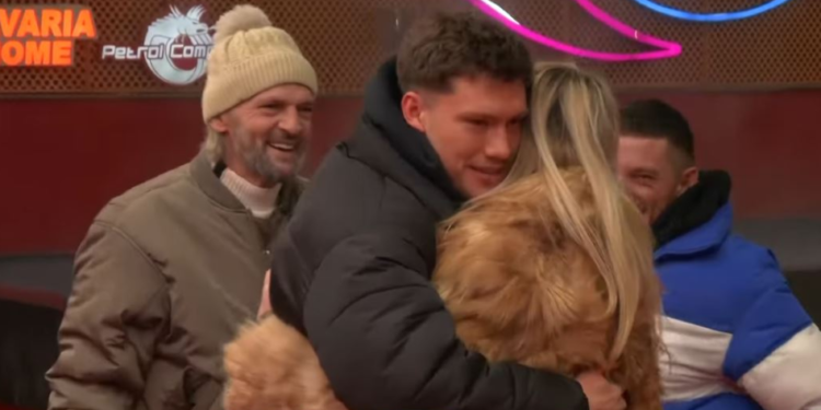 Driloni përqafon fort Bay T pas rikthimit të saj në shtëpi, ja reagimi i Sarës (Video)