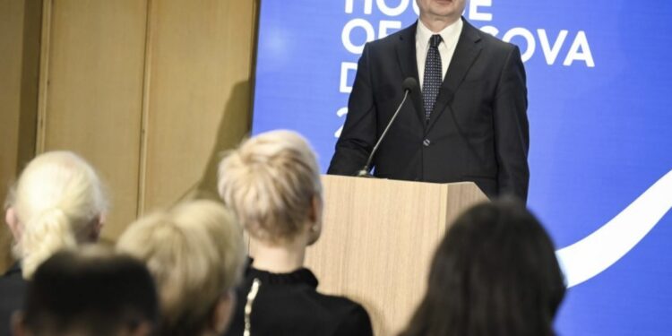 Kurtin e pyesin për takimet në Davos, thotë dy emra dhe del te fushata: Tash kemi një tubim në Cyrih