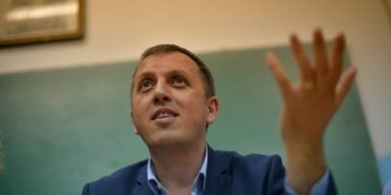 Salih Zyba refuzon të flas pas raportimeve se motra iu punësua në Ministrinë e Albulena Haxhiut: “Mos u tall me mu…”