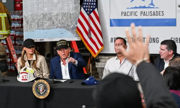 Vizita pas zja’rreve masive, Richard Grenell shfaqet krah Presidentit Donald Trump në Kaliforni
