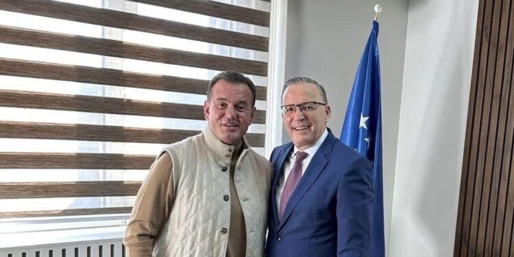 FOTO: Miku i presidentit Trump i shkon në zyre Bedri Hamzës