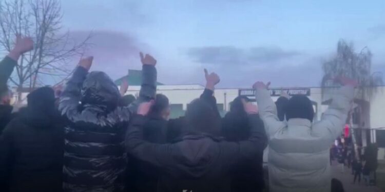 Drenicakët nuk e presin mirë Kurtin, i brohorasin “UÇK” e “Hashim Thaçi”