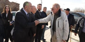 Ferat Shala bashkë me William Walker vizitojnë shtëpinë Muze në Poklek: Është një vend kujtimi i përhershëm për 53 civilët e mas’akruar