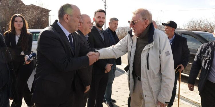 Ferat Shala bashkë me William Walker vizitojnë shtëpinë Muze në Poklek: Është një vend kujtimi i përhershëm për 53 civilët e mas’akruar