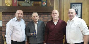 Haradinaj e nderon Isuf Blakajn me medaljen “Me besim në zot, atdhe e shtet”