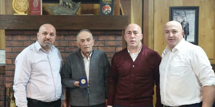 Haradinaj e nderon Isuf Blakajn me medaljen “Me besim në zot, atdhe e shtet”
