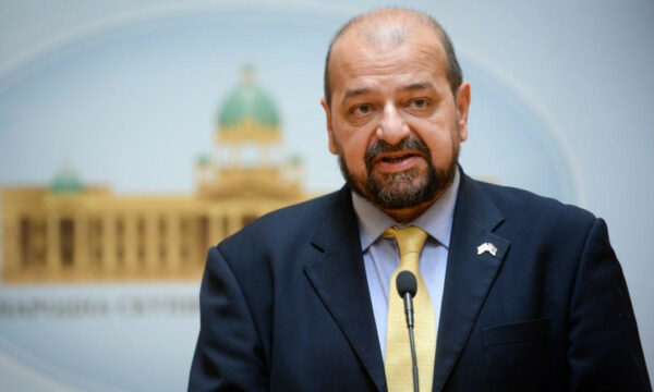Ish-deputeti i Vuçiqit: Dorëheqja e kryeministrit s’i ndal protestat, Lista Serbe e ndikuar nga Beogradi