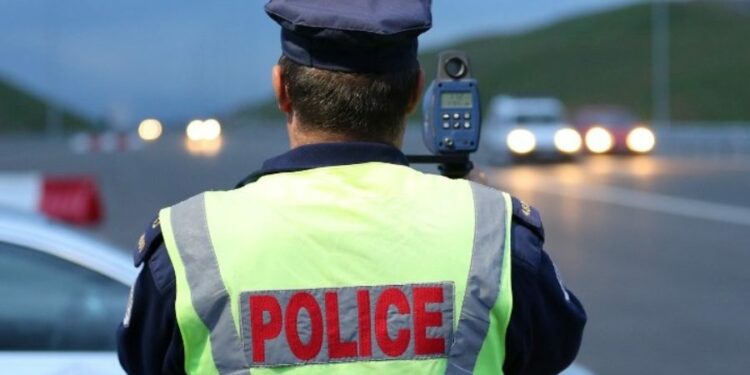 Policia shqiptoi 1779 gjoba trafiku për 24 orë
