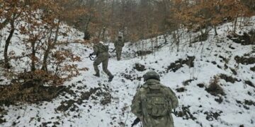 Siguria në Veri, ushtarët turq të KFOR-it patrullojnë në vijën kufitare me Serbinë