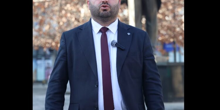 Sylejman Meholli fton qytetarët në tubimin e madh të Lëvizjes Vetëvendosje në sheshin “Hasan Prishtina” në Vushtrri