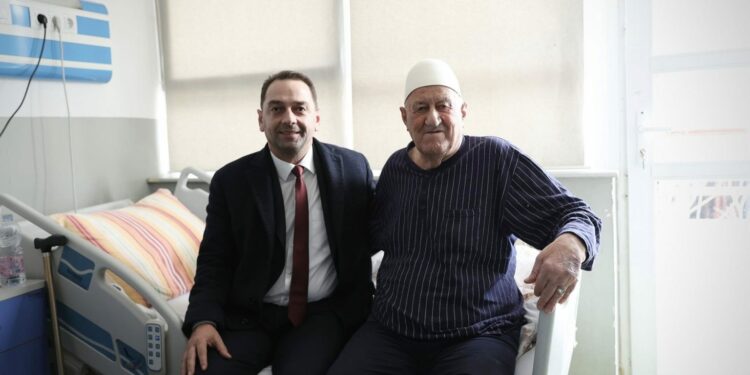 Nura viziton babain e Thaçit në spital: Dëshira jonë që të kthehesh i fortë për të pritur kthimin e djalit tënd e Presidentit tonë