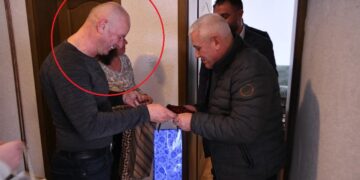 Xhelal Sveçla dhe Elbert Krasniqi urojnë në shtëpinë e të dyshuarit për korrupsion në Brezovicë
