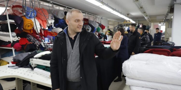 69 i PDK-së, Fatbardh Rexha viziton fabrikën e tekstilit EuroTEX: Ndërmarrësia ndyshon gjendjen ekonomike dhe sociale te vendit