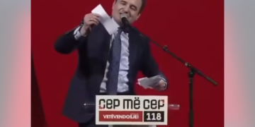 Pamje të sikletshme të Kurtit në Ferizaj: Bërtet sa mundet në tubim, do që krejt votat t’i shkojnë partisë së tij