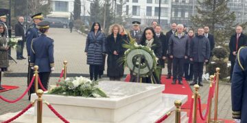 Presidentja Osmani bashkë me ambasadorë bëjnë homazhe tek varri i Rugovës