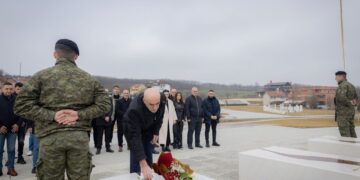 Sul’mi i dytë ndaj familjes Jashari, Gjeneral Nuredin Lushtaku bënë homazhe në Prekaz