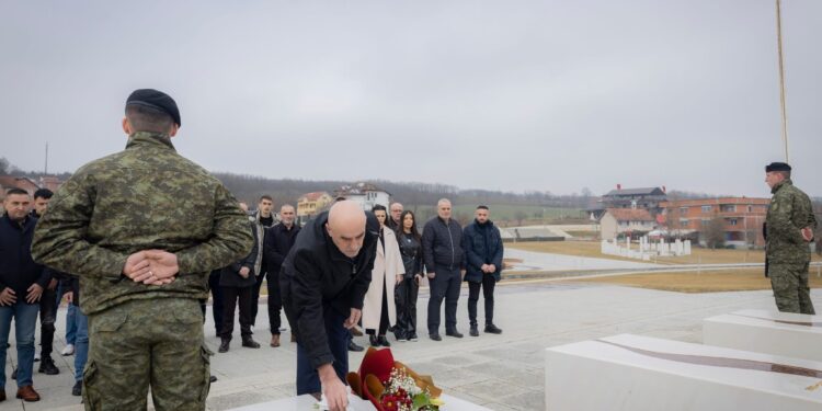 Sul’mi i dytë ndaj familjes Jashari, Gjeneral Nuredin Lushtaku bënë homazhe në Prekaz