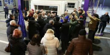 Pamje nga momenti kur qytetarët e BeH-së u futën pa viza në territorin e Kosovës