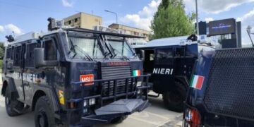 Një i mitur hedh një mjet piro’teknik në drejtim të karabinierëve në Mitrovicën e Jugut
