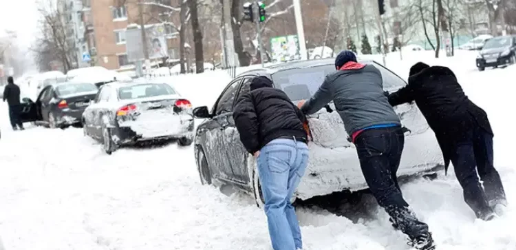 Policia me apel për shoferët: Vozitni me kujdes në rrugët e mbuluara me borë