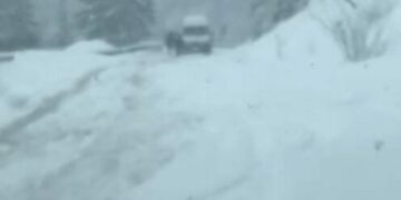 Reshjet e dendura të borës bllokojnë rrugët në Bogë