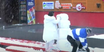 Bora mbulon shtëpinë, Gresa dhe Vullneti ndërtojnë dordolec