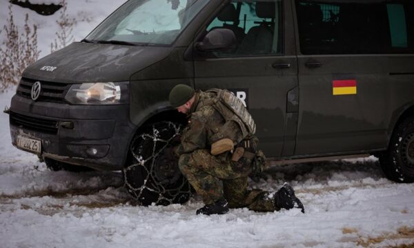 Ushtarët gjermanë dhe ata të Letonisë patrullojnë në veri të Kosovës