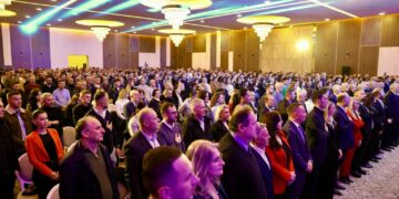 Haradinaj pritet me tubim madhështor në Ferizaj