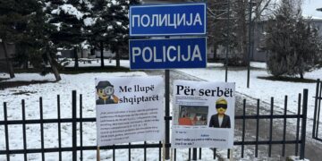“Shqiptarët i shihni me llupë, për serbët i mbyllni sytë”, aksion para policisë e gjykatës në Bujanoc