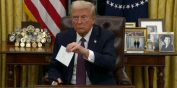 Trumpi gjen letrën që ia la Bideni – çka shkruan në të?