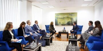 Kurti pret në takim ekipet e misioneve vëzhguese të zgjedhjeve nga BE dhe AP-ja e Këshillit të Europës