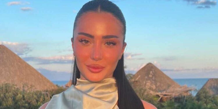 Alba Vukaj çmend rrjetin, ekspozon linjat e trupit