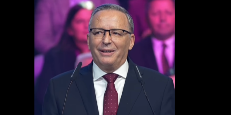 Bedri Hamza iu bën thirrje rinisë: Jeni zemra e Kosovës, rrini këtu
