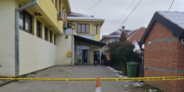 Aksioni për mbylljen e strukturave paralele: Objekti i Postës së Serbisë në Graçanicë rrethohet me shirita