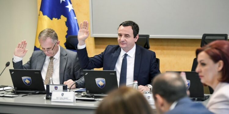 Qeveria rrit pensionet për inva’lidët, vete’ranët dhe pjesëtarët e UÇK-së