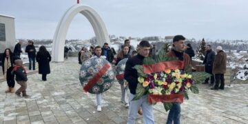 Nisin homazhet në Reçak, kosovarët kujtojnë e nderojnë 45 shqiptarët e paarmatosur që u vr@në e m@sakruan nga forcat serbe