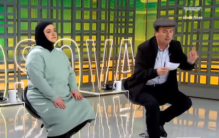 “E heq kapelën, hiqe shaminë”, aktivistja ‘sherr’ të fortë me analistin në studio (VIDEO)