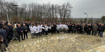 Nis ceremonia e varr’imit të tre fëmijëve që vdi’qën tragjikisht në Jabllanicë