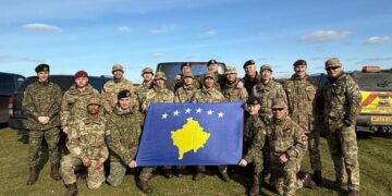 Ushtarët e FSK-së shfaqen me flamur të Kosovës në Mbretërinë e Bashkuar: Gati ta nisin trajnimin e ukrainasve