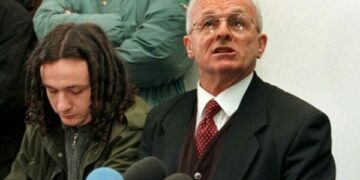 LVV publikon një foto ku shihen Kurti dhe ushtarë të UÇK-së, Demaçi e merrte me vete për t’i vizituar zonat operative