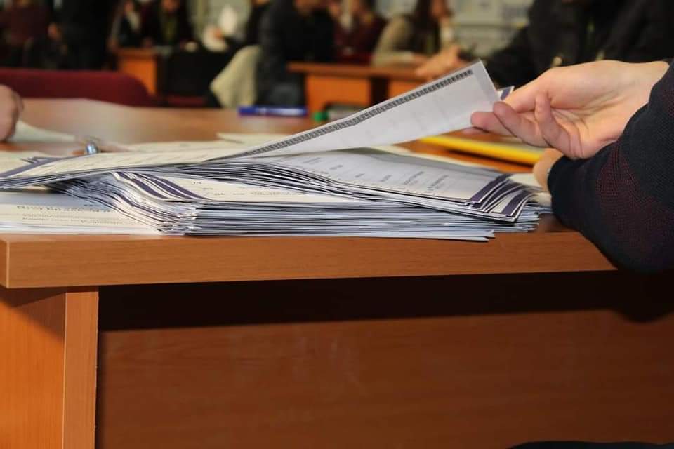 Refuzohen mbi 2 mijë zarfe me fletëvotime nga diaspora