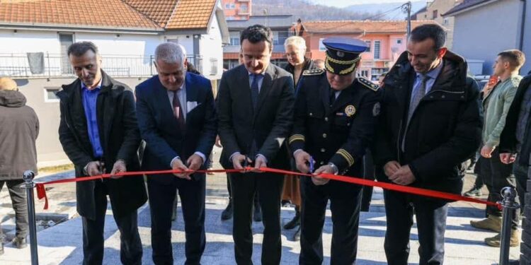 Kurti përdorë policinë në veri dy ditë para zgjedhjeve, përuron nënstacionin në Leshak